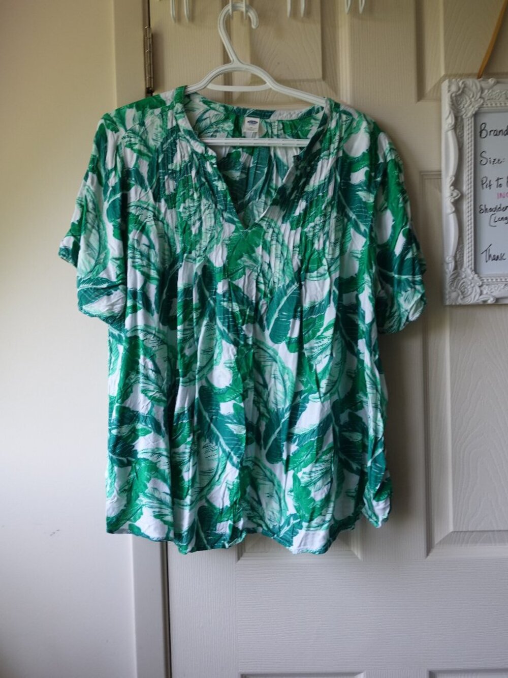 Old Navy Green and White Leaf-Print Short Sleeve Blouse
